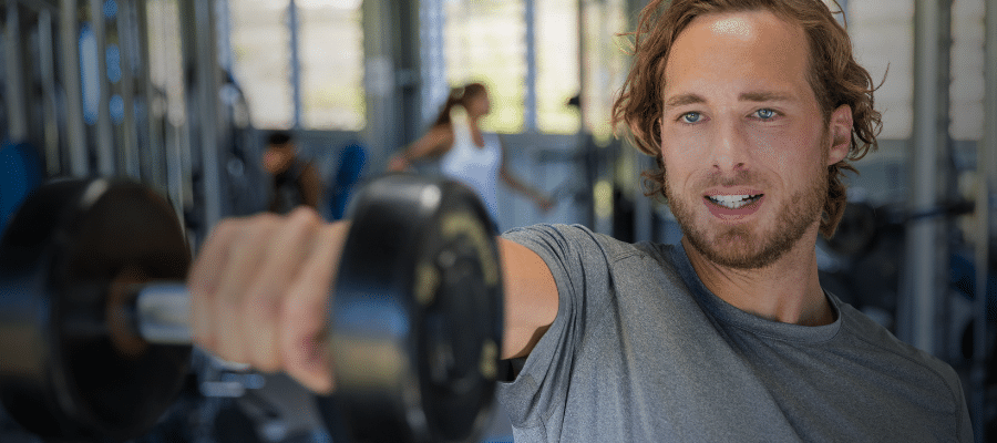 Élévation frontale avec haltères